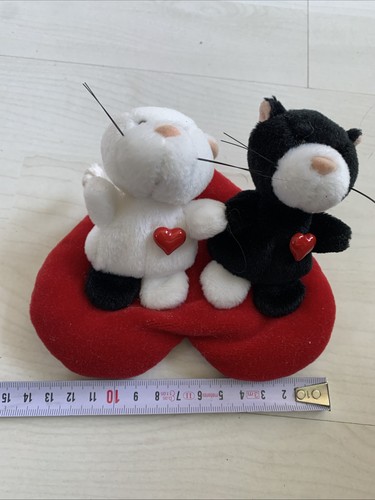 Nici katzen auf herzkissen rot - katzen,